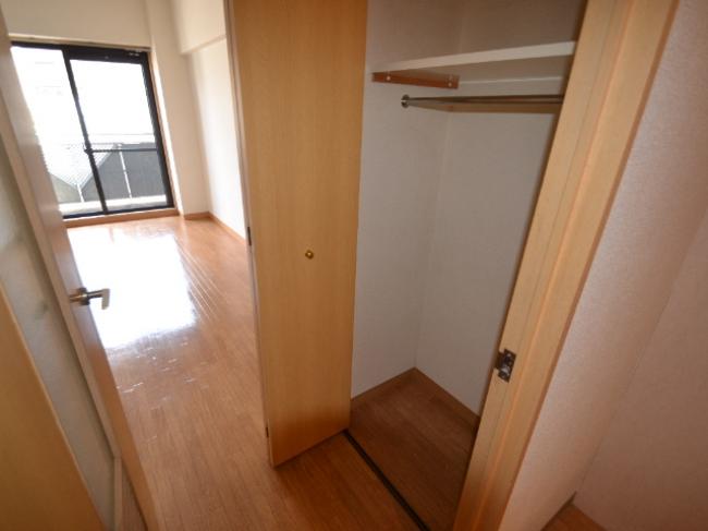 収納　まずは部屋に入ってすぐの場所にあります