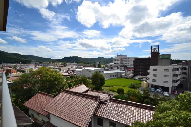 バルコニーから見える酒蔵通りの風景