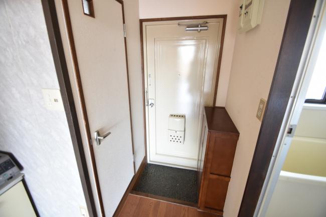 部屋の中からみた玄関